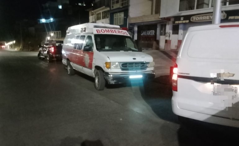 Accidente vehicular en Avenida Revolución Sur de Zitácuaro deja un lesionado leve