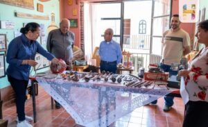 Jeovana Alcántar visitó la Tenencia del Caracol, con la finalidad de entregar en donación una colección de 61 piezas entre las que destacan herramientas de trabajo que usaban para las actividades diarias y del campo nuestros antepasados