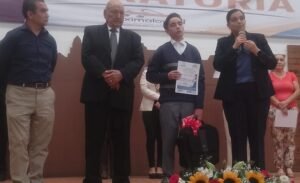 Karol Javier Arroyo ganó el primer lugar en concurso de oratoria