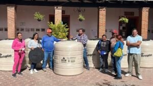 Entregan tinacos con subsidio para apoyar la economía de las familias